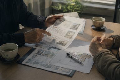 間取り図を見ながら部屋探しを相談する様子